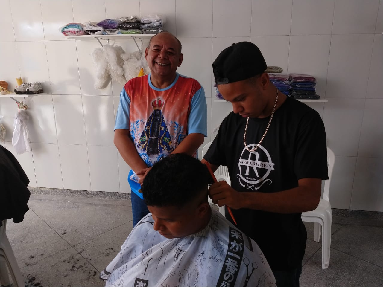 Seu Marcos participa de Mutirão Solidário da Barbearia Reis no Bugio