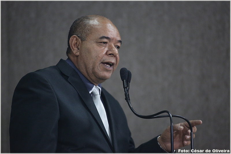 Seu Marcos recebe relatório do Coren sobre o HUSE