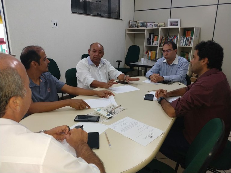 Seu Marcos tentar mediar conflito entre SMS e médicos municipais.