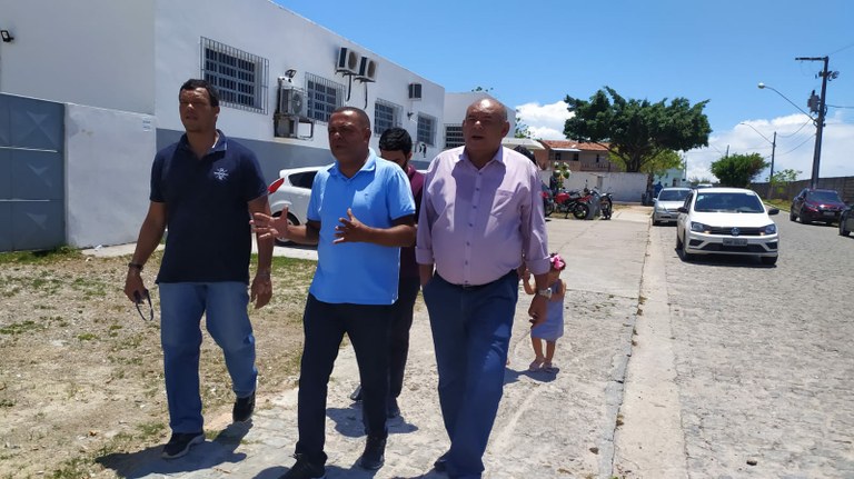 Seu Marcos visita comunidade do Almirante Tamandaré e UBS Anália Pina