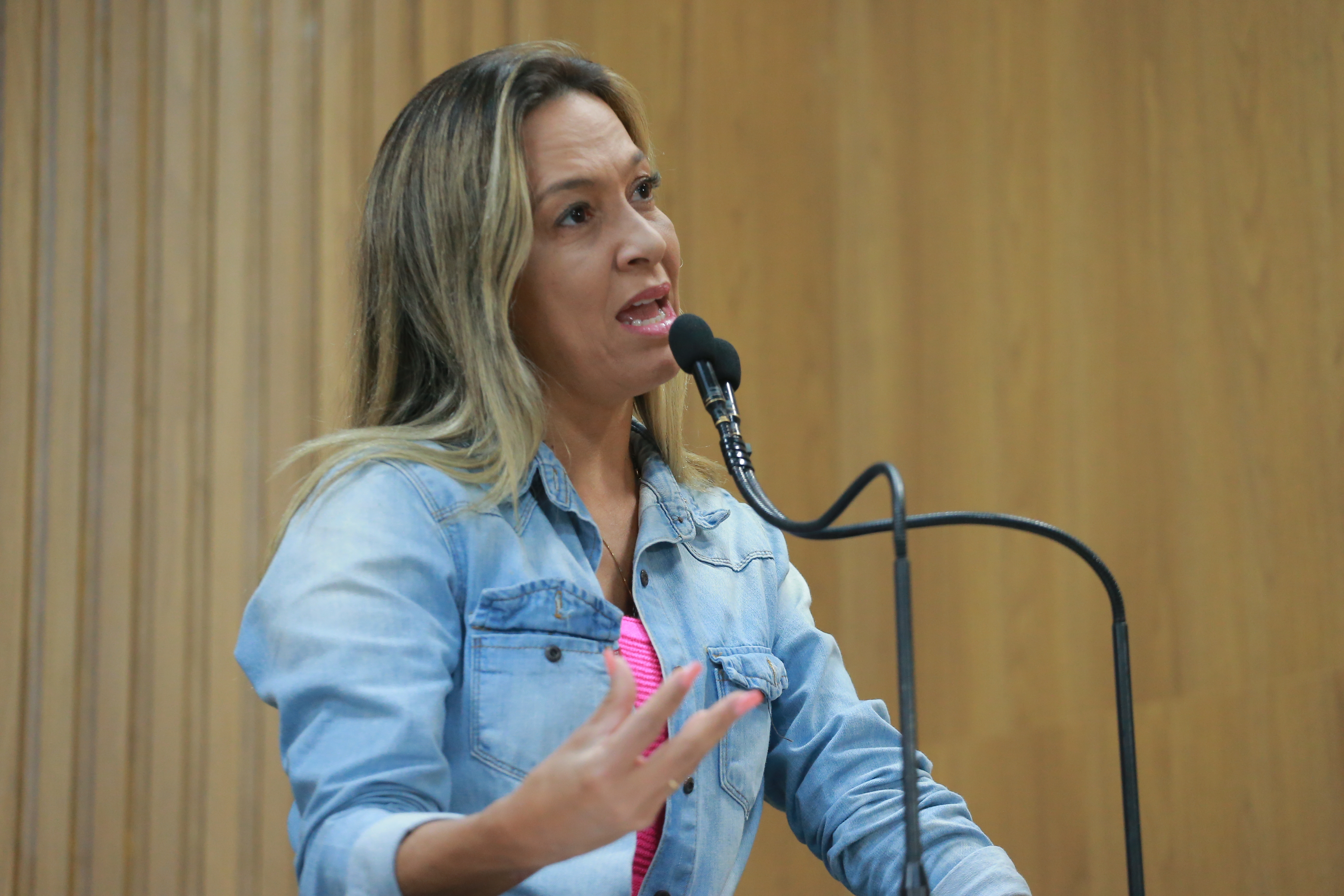 Sheyla Galba cobra que Huse faça procedimento em criança internada há 30 dias