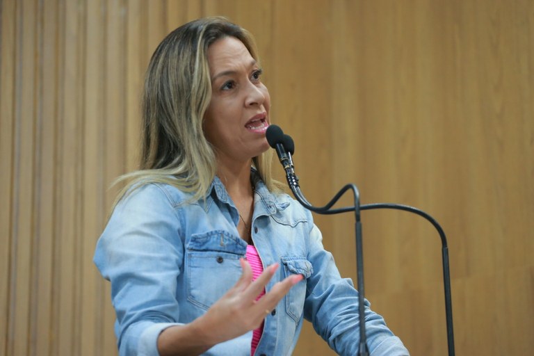 Sheyla Galba cobra que Huse faça procedimento em criança internada há 30 dias