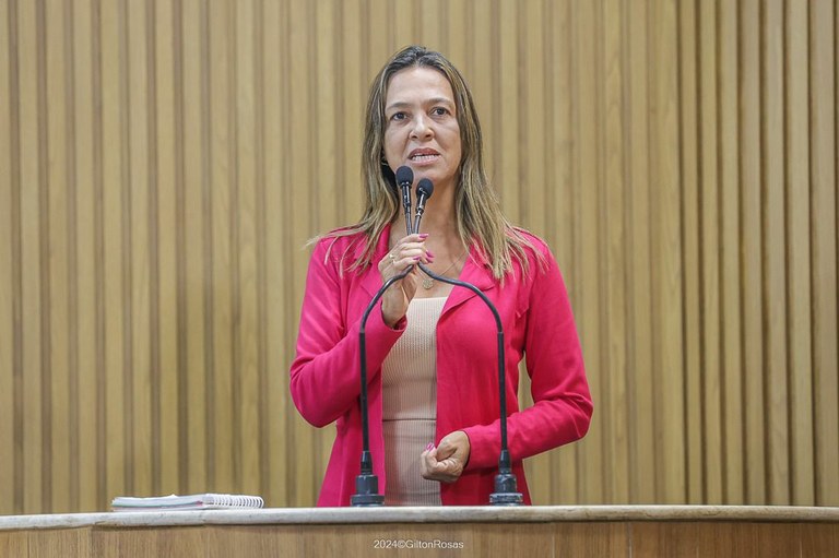 Sheyla Galba volta a denunciar falta de remédios na rede municipal de Aracaju