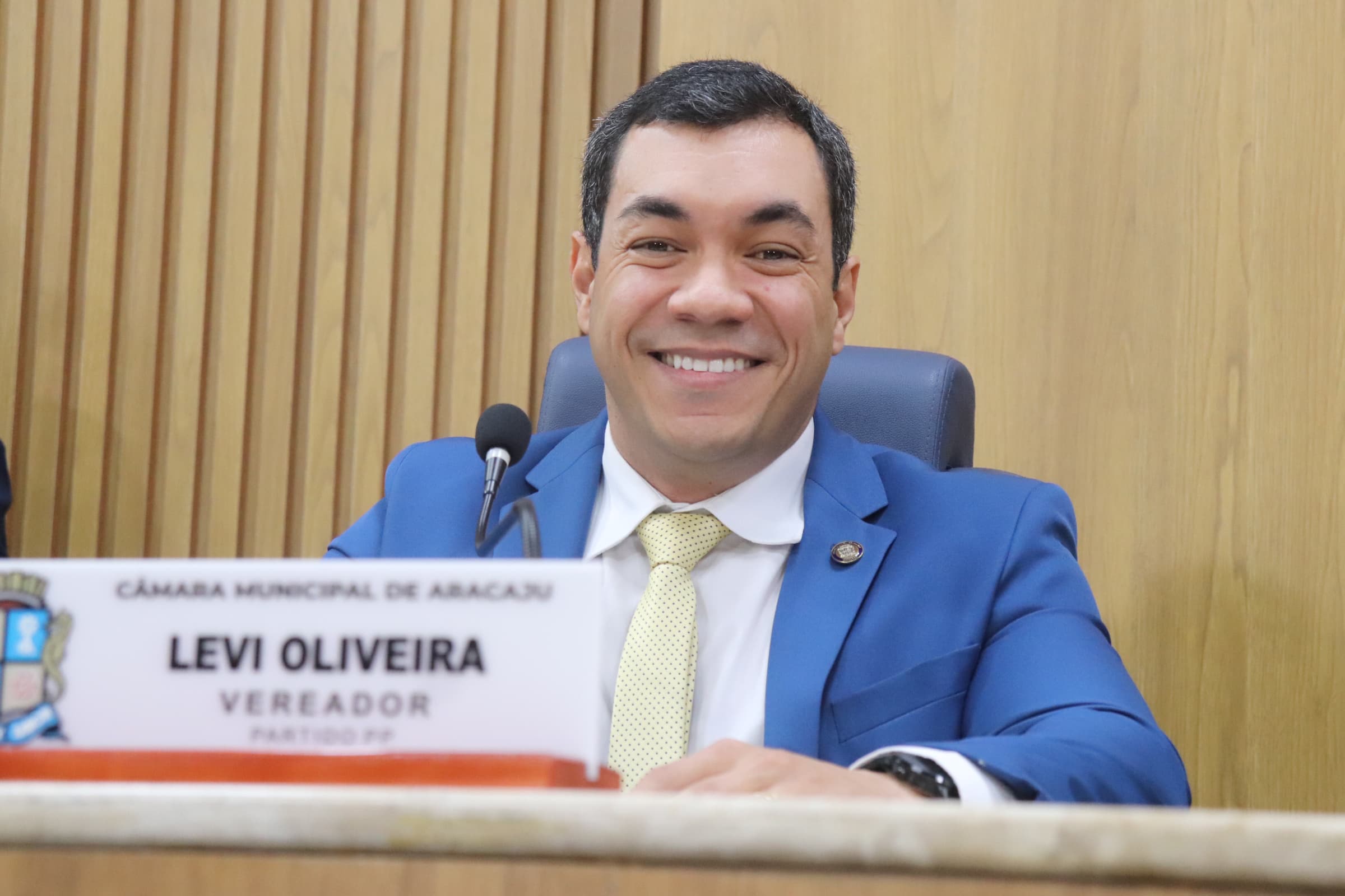 Solicitações do vereador Levi Oliveira por instalação de ponto de ônibus e recapeamento de via são atendidas 