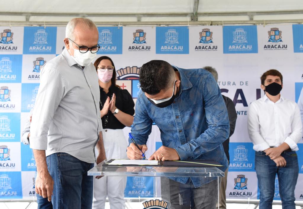 Soneca acompanha plantio de mudas de árvore e garante que projeto leva mais qualidade de vida ao aracajuano