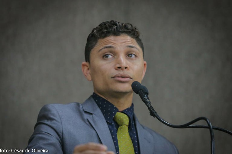 Soneca discursa na CMA e arranca elogios de colegas parlamentares