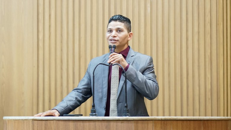 Soneca relembra infância na periferia e chama atenção para crimes contra crianças e adolescentes