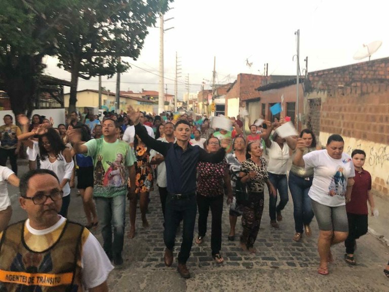Soneca se junta aos fiéis e participa de festa de São Cosme e São Damião no Conjunto Maria do Carmo