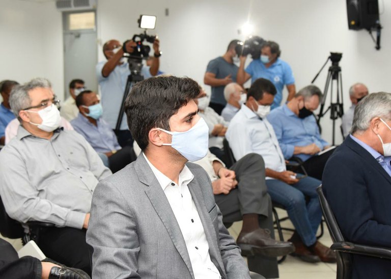 Pastor Diego acompanha assinatura de ordem de serviço para adoção de luz de LED na cidade