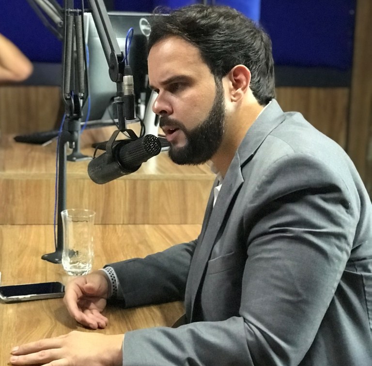 Thiaguinho Batalha concede entrevista à rádio como presidente interino da CMA