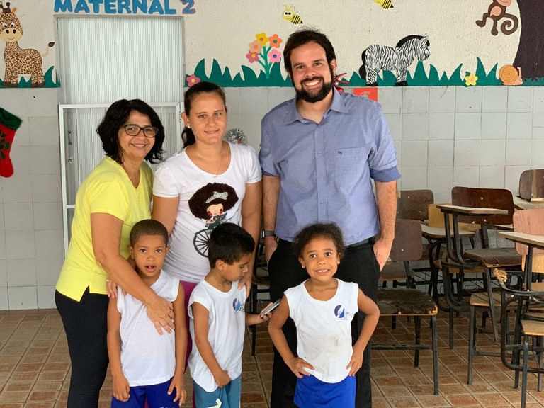 Thiaguinho Batalha entrega de cadeiras escolares em instituições de caridade