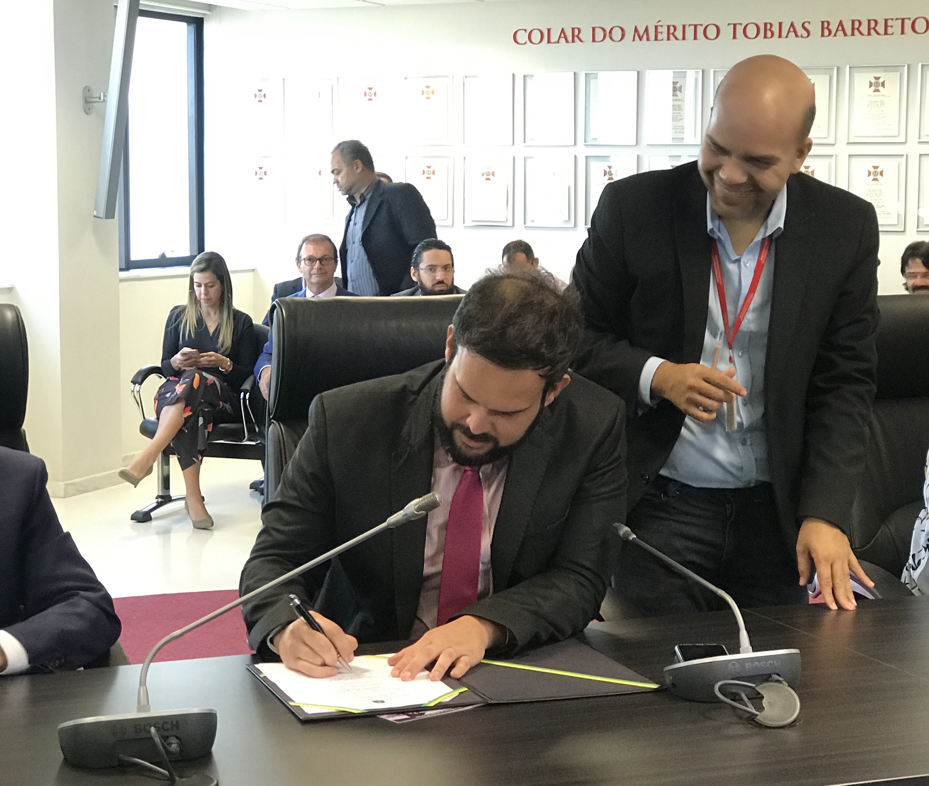 Thiaguinho Batalha participa de sanção de projeto para ensinar sobre a Lei Maria da Penha nas escolas