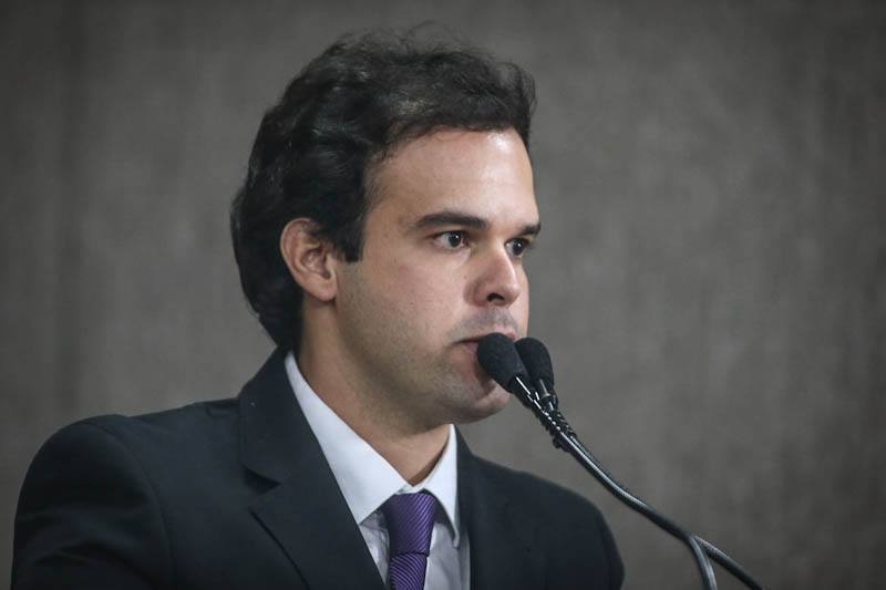 Thiaguinho Batalha pede limpeza de ruas e operação tapa buraco na Aruana