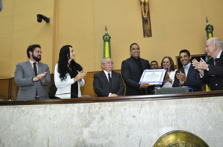 Thiaguinho Batalha prestigia entrega de título de cidadão sergipano ao cantor Xanddy