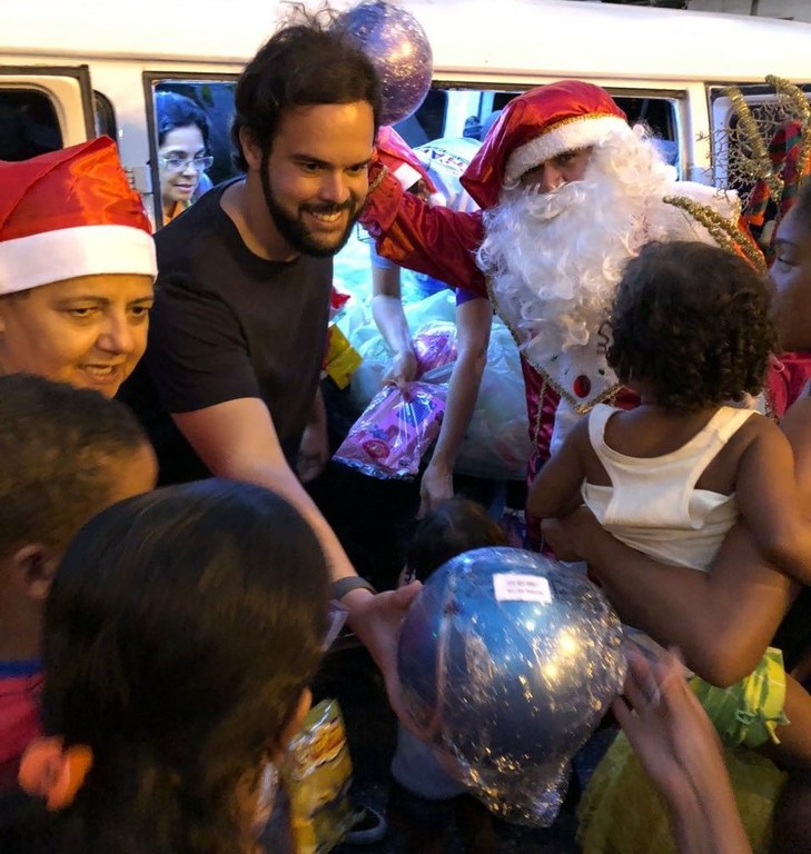 Thiaguinho realiza Natal Solidário no conjunto Castelo Branco