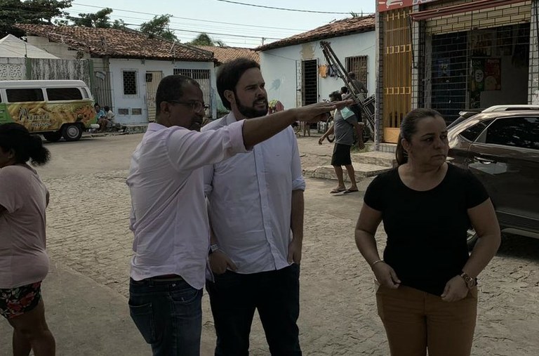 Thiaguinho Batalha visita áreas prejudicadas pelas fortes chuvas