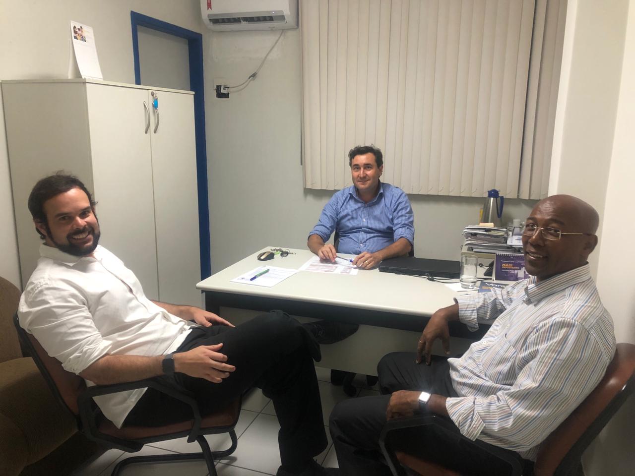 Thiaguinho busca parcerias em visita à CDL