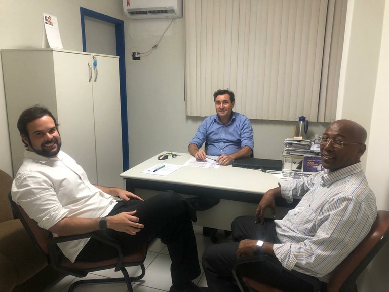 Thiaguinho busca parcerias em visita à CDL