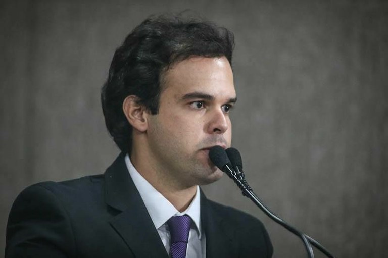 Thiaguinho cobra da SMTT cumprimento de lei que garante estacionamento para gestantes