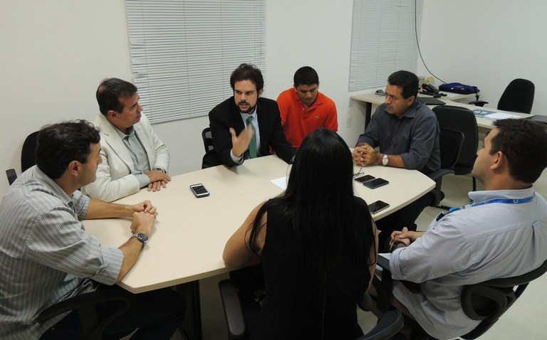 Thiaguinho convida setor empresarial para debater taxa de publicidade