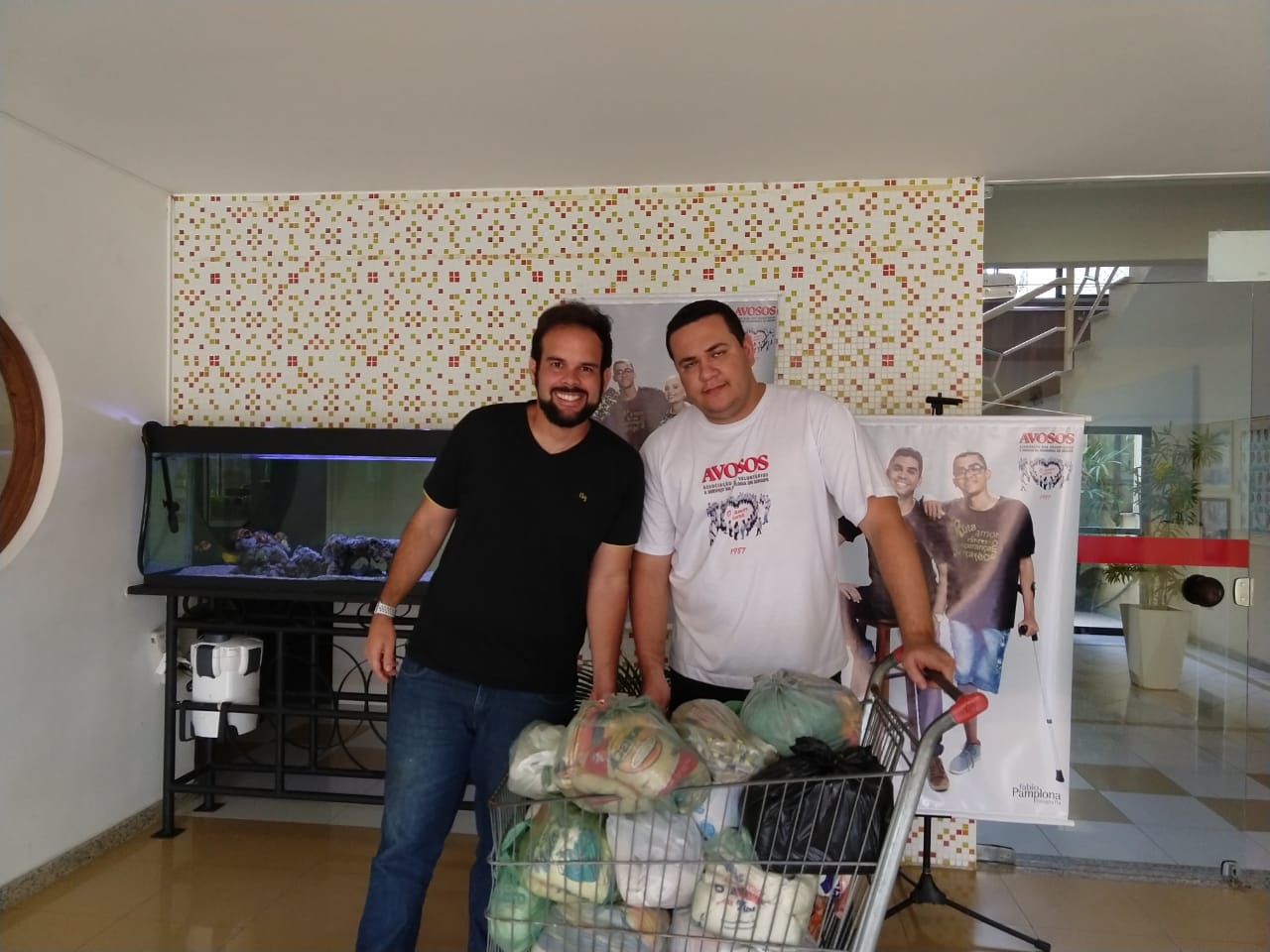 Thiaguinho leva doações a instituições de caridade em Aracaju