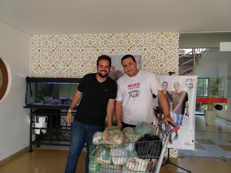 Thiaguinho leva doações a instituições de caridade em Aracaju