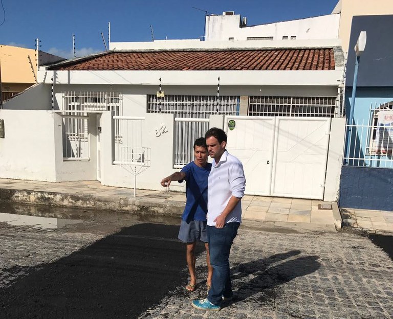 Thiaguinho pediu e Emurb realiza operação tapa buracos no Leite Neto