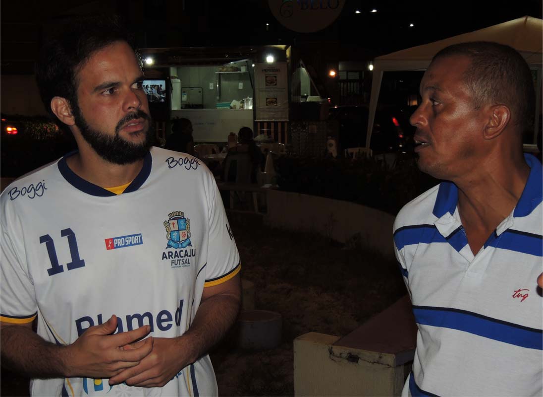 Thiaguinho recebe demandas dos comerciantes da praça Antônio Teixeira