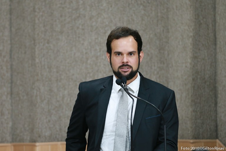 Thiaguinho ressalta a importância do Outubro Rosa