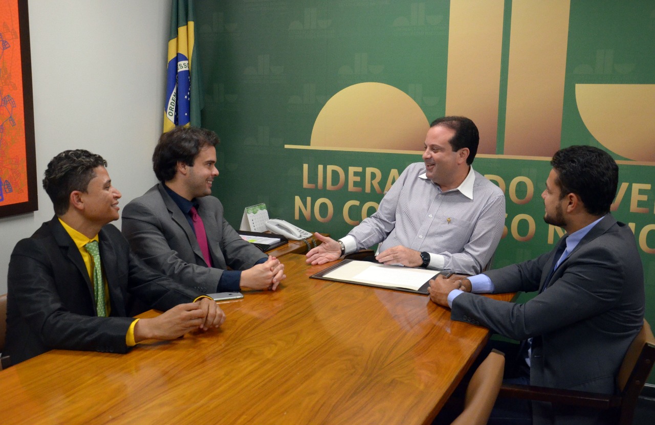 Thiaguinho vai a Brasília em busca de uma solução para o Forró Caju