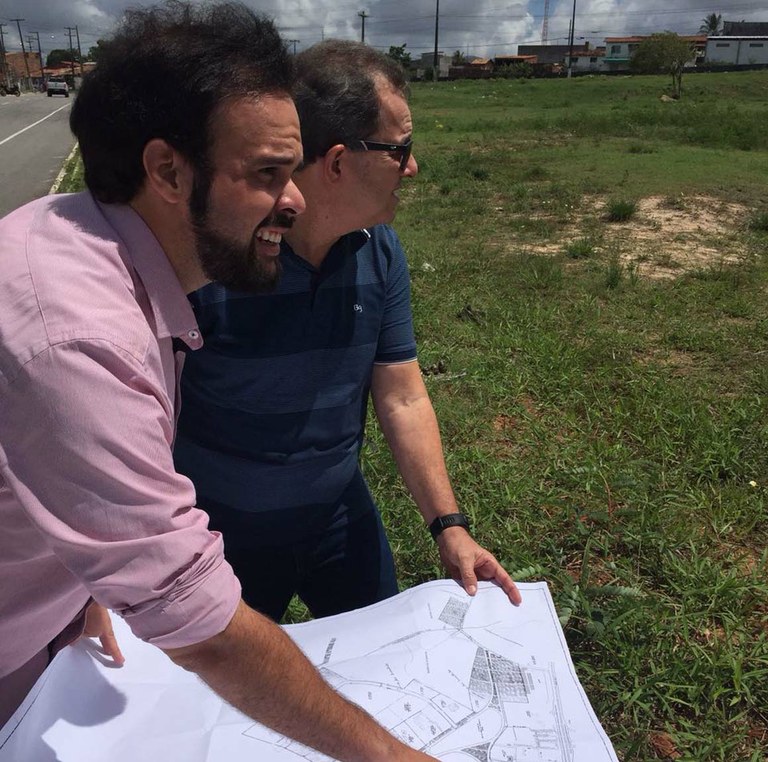 Thiaguinho visita terreno onde será construída a sede da Câmara de Vereadores