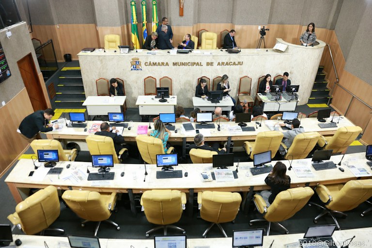 Tribuna Livre trata de políticas públicas para pacientes soropositivos