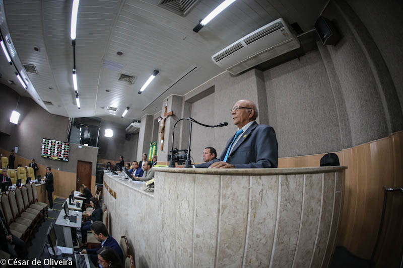 Tribuna Livre trata sobre suspensão de Lei que garante gratuidade em ônibus para idosos com 60 anos