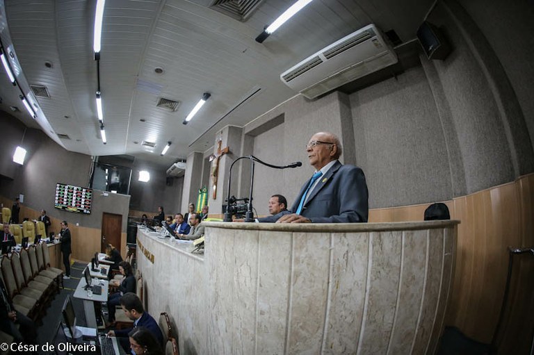 Tribuna Livre trata sobre suspensão de Lei que garante gratuidade em ônibus para idosos com 60 anos