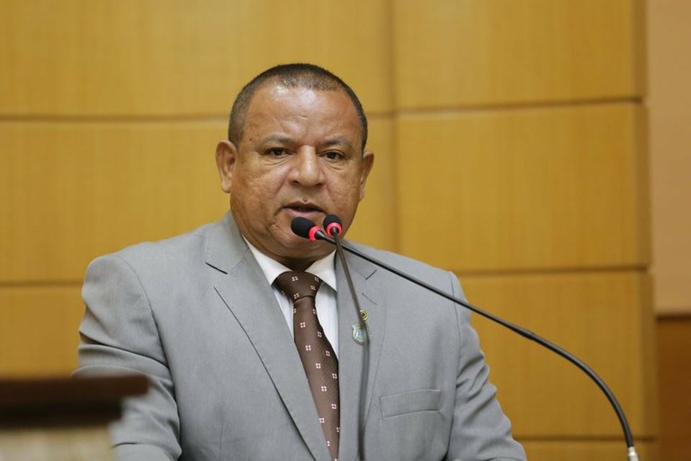 VAEP: Américo se solidariza com profissionais que ficarão sem trabalhar e também devolve carro