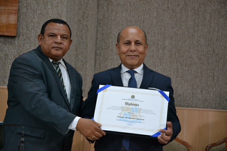 Américo de Deus entrega Título de Cidadão Aracajuano a Gilvan de Sousa Santos