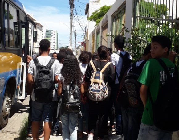 Vereador Américo de Deus garante transporte escolar para alunos do Colégio Juscelino Kubitschek