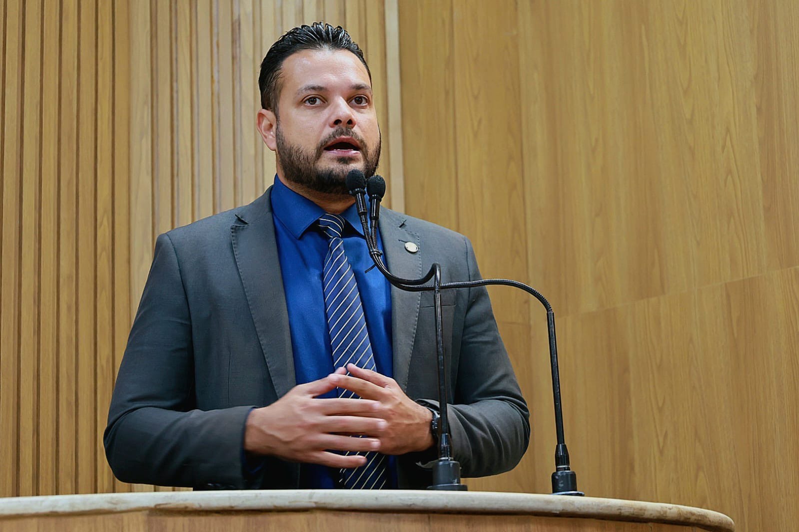 Vereador Anderson de Tuca  cobra melhorias  em áreas esportivas e agilidade na aplicação de Emendas