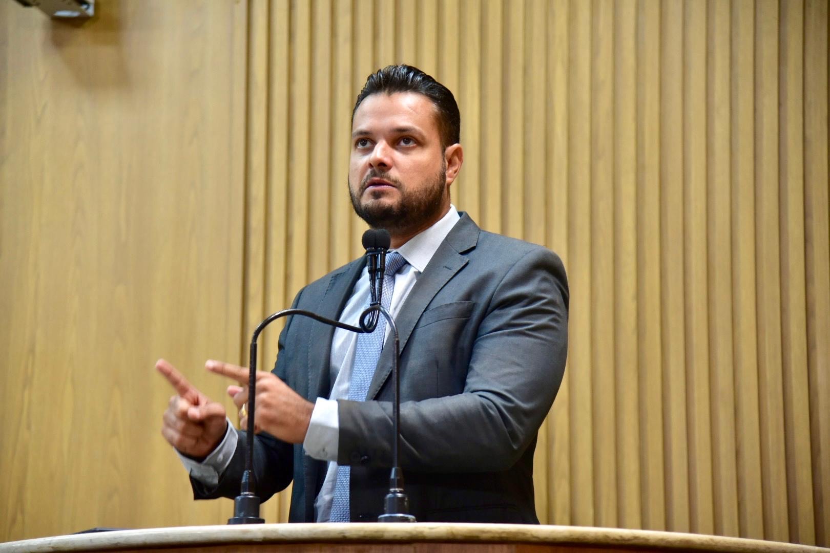 Vereador Anderson de Tuca questiona cobrança fixa em estacionamentos de shoppings na capital