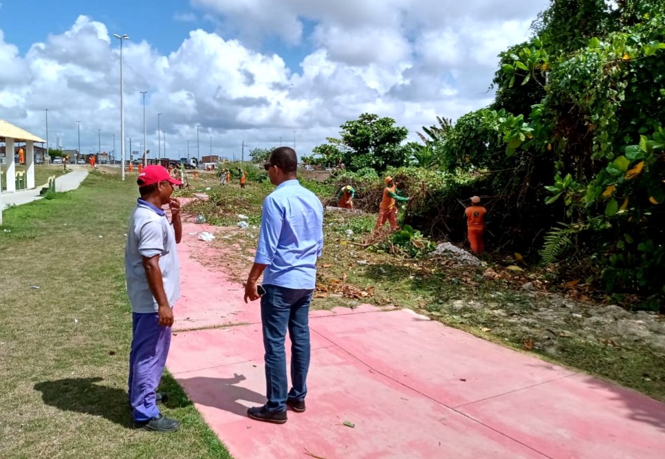 Vereador Antônio Bittencourt acompanha ação de limpeza no Bairro Porto Dantas
