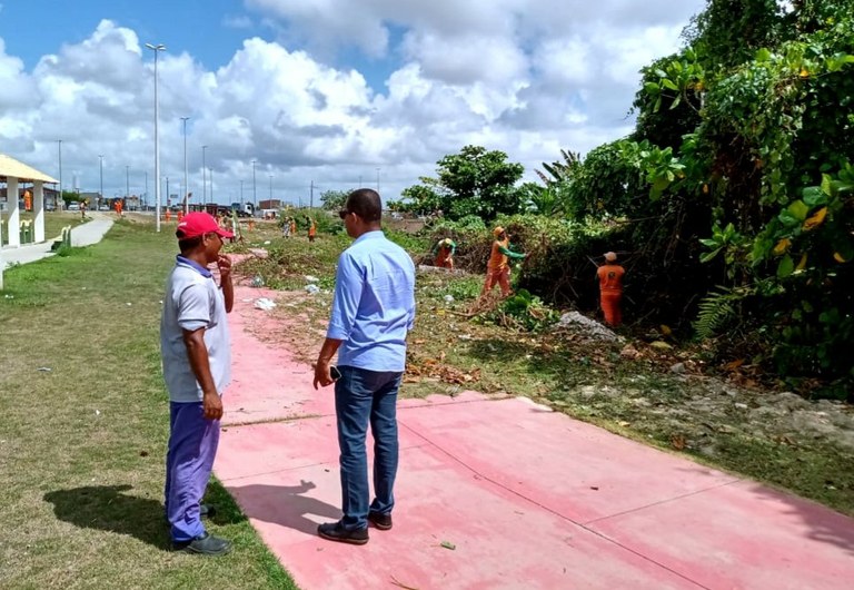 Vereador Antônio Bittencourt acompanha ação de limpeza no Bairro Porto Dantas