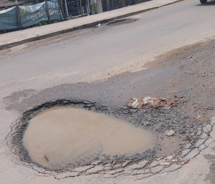 Vereador Bigode do Santa Maria protocola pedido de tapa buraco e sinalização para o bairro