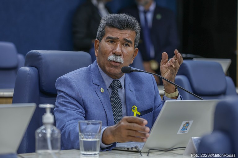 Vereador Bigode protocola indicações para o Santa Maria