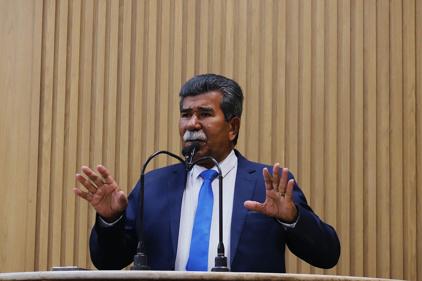 Vereador Bigode solicita informações sobre obra da Biblioteca Municipal Clodomir Silva, localizada no Siqueira Campos