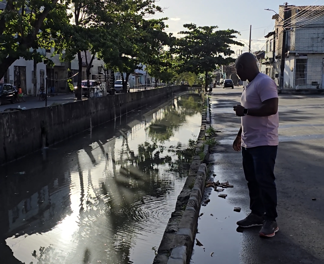 Vereador Binho avalia a situação do canal no conjunto Almirante Tamandaré