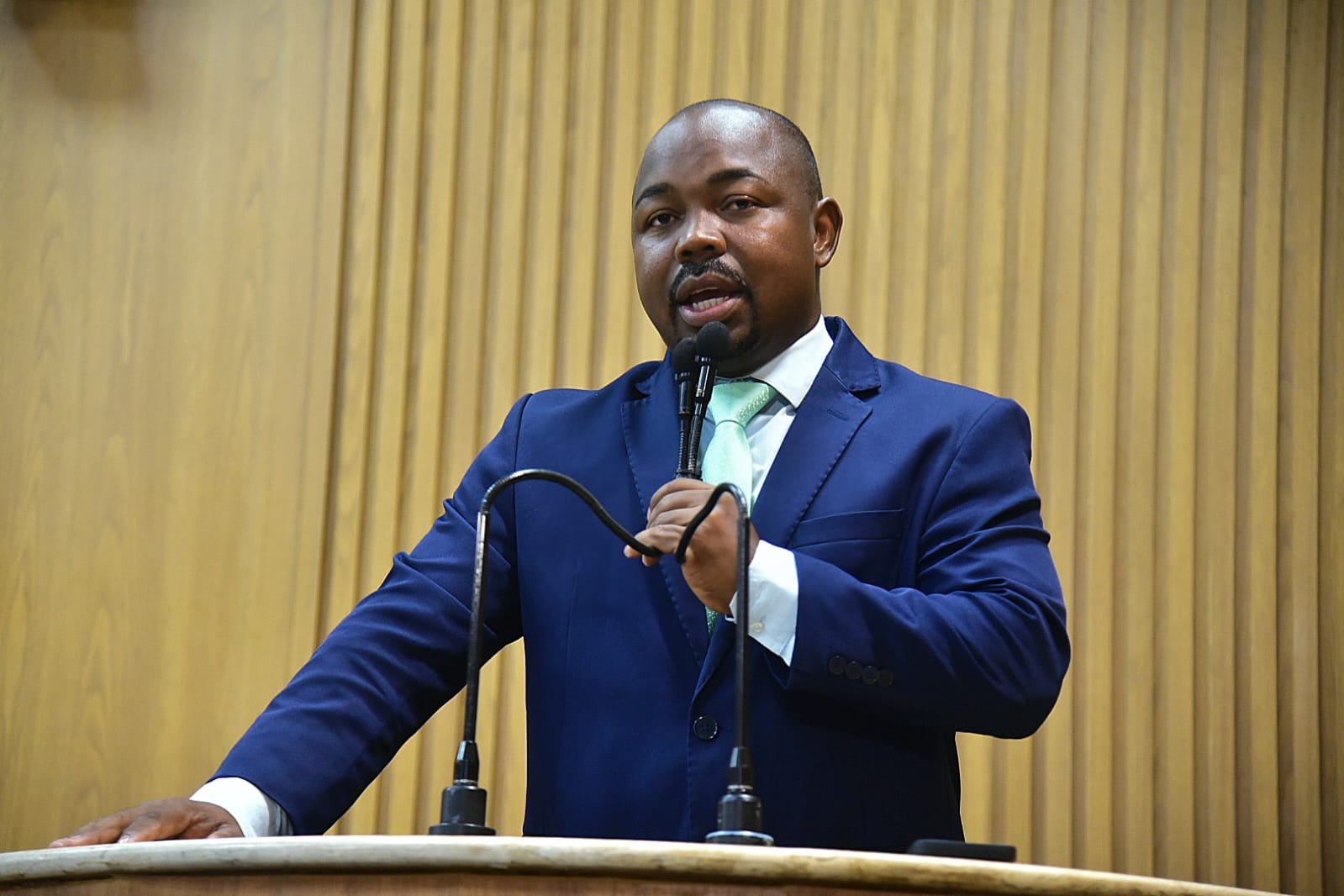 Vereador Binho reivindica melhorias para canal do Conjunto Almirante Tamandaré 