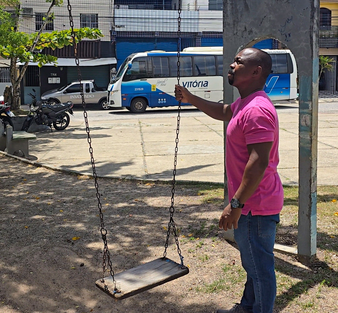 Vereador Binho visita praça do Planalto, no bairro Olaria, e pede providências para revitalização 
