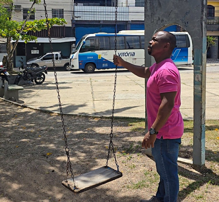 Vereador Binho visita praça do Planalto, no bairro Olaria, e pede providências para revitalização 