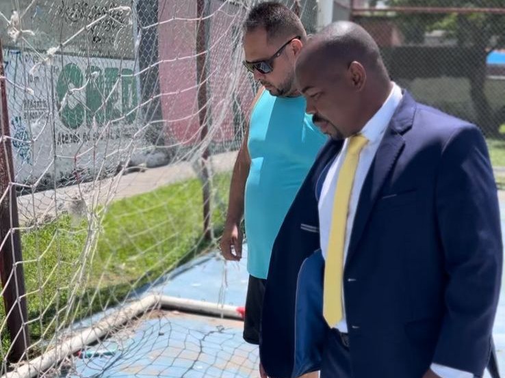 Vereador Binho visita quadra abandonada que preocupa moradores do bairro Bugio 