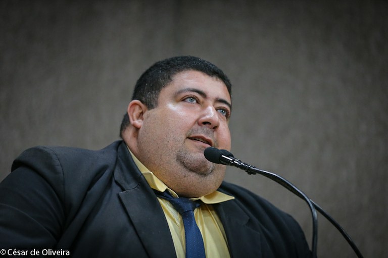 Vereador Cabo Didi critica Prefeitura pelo imposto pago em placas de estabelecimento